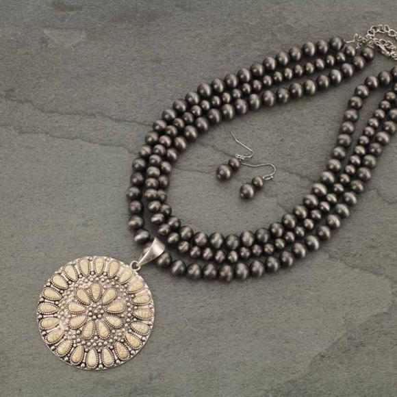 Jewelry - Navajo Style Pearl Necklace, White Stone Pendant